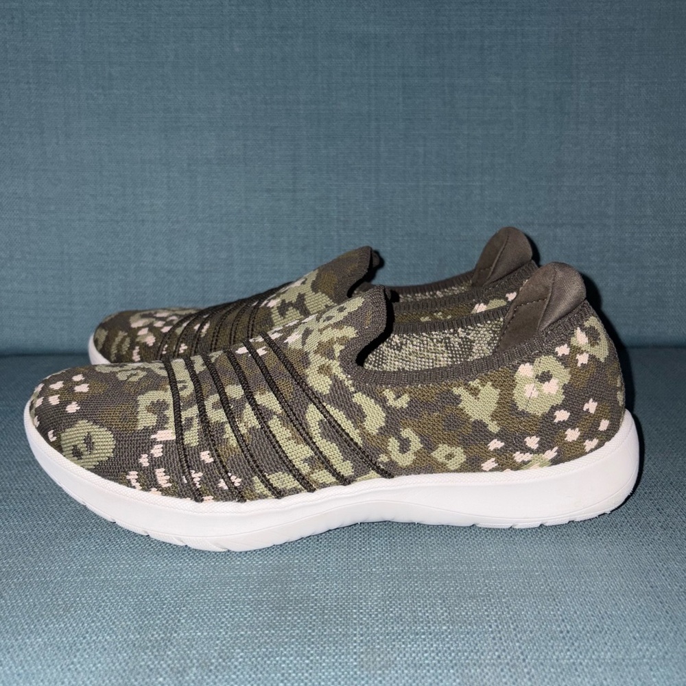 Clark’s Slip-On Sneakers